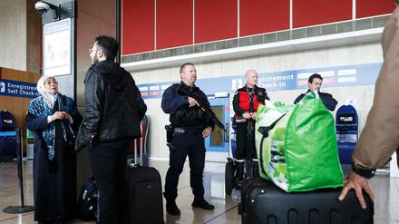 Französische Polizisten patrouillieren am Flughafen Orly in Paris (Frankreich).