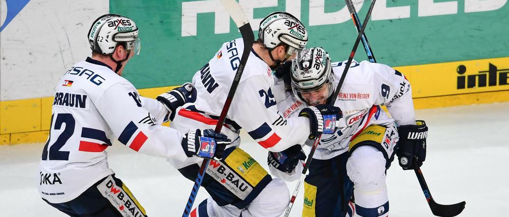 Durch ein Tor von Charles Linglet setzten sich die Eisbären überraschend in Mannheim durch.