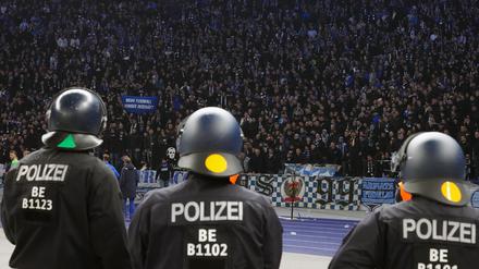 Polizei beobachtet nach dem Spiel die Zuschauer in der Ostkurve.
