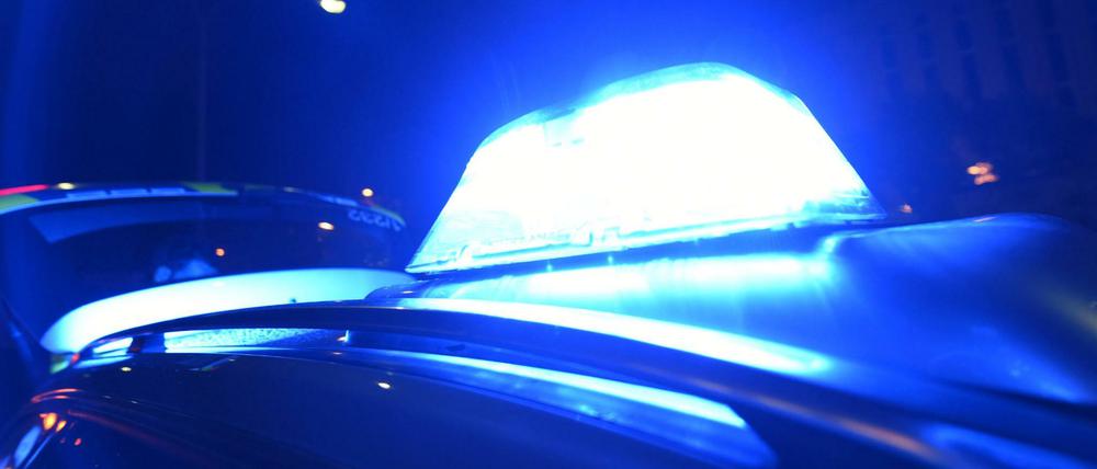 Das Blaulicht eines Polizeifahrzeuges. 
