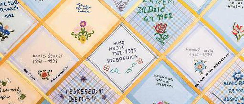 Mahnmal aus Stoff. Die von Frauen genähten Tücher erinnern an die Toten der Jugoslawienkriege.