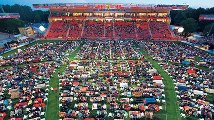 Überdimensioniertes Wohnzimmer: Bei der WM 2014 organisierte Union im Stadion an der Alten Försterei ein Public Viewing auf Sofas. 