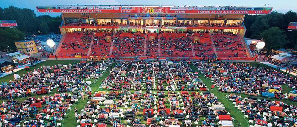 Überdimensioniertes Wohnzimmer: Bei der WM 2014 organisierte Union im Stadion an der Alten Försterei ein Public Viewing auf Sofas. 