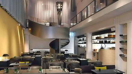 Mehr als 100 Plätze, zwei Etagen, offene Küche mit Grill - und internationales Stimmengewirr: das Sticks 'n' Sushi in der früheren Tagesspiegel-Druckerei in der Potsdamer Straße.