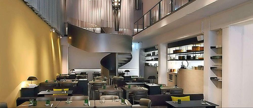 Mehr als 100 Plätze, zwei Etagen, offene Küche mit Grill - und internationales Stimmengewirr: das Sticks 'n' Sushi in der früheren Tagesspiegel-Druckerei in der Potsdamer Straße.