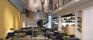 Mehr als 100 Plätze, zwei Etagen, offene Küche mit Grill - und internationales Stimmengewirr: das Sticks 'n' Sushi in der früheren Tagesspiegel-Druckerei in der Potsdamer Straße.