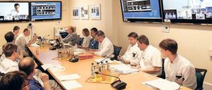 Ferndiagnose. Per Bildschirm ist Christoph Arntzen, Chefarzt im Krankenhaus in Angermünde, zu einer Konferenz mit Fachärzten zugeschaltet. 