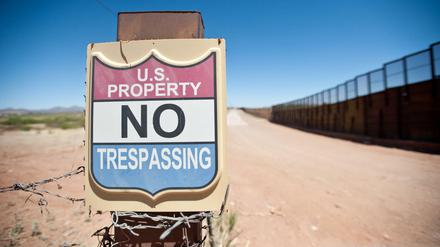 "US-Besitz. Betreten verboten" ist am 27.04.2013 in Naco, Arizona (USA) an der Grenze zu Mexiko, aufgestellt. Wir Amerikas Politik unter Präsident Trump Lateinamerika und die Europäische Union einander näher bringen?