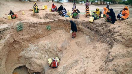 Metertief für Wasser. Laut Unicef verbringen Frauen und Mädchen weltweit täglich 200 Millionen Stunden nur damit, Wasser zu sammeln. Viele Bohrlöcher und Wasserspeicher sind ausgetrocknet. Die Welthungerhilfe hilft wie hier in Chifiri, Kenia.