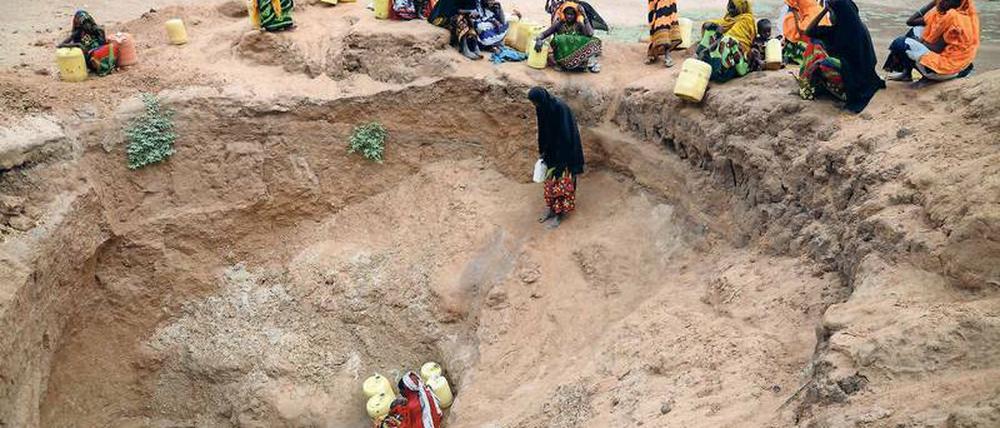 Metertief für Wasser. Laut Unicef verbringen Frauen und Mädchen weltweit täglich 200 Millionen Stunden nur damit, Wasser zu sammeln. Viele Bohrlöcher und Wasserspeicher sind ausgetrocknet. Die Welthungerhilfe hilft wie hier in Chifiri, Kenia.