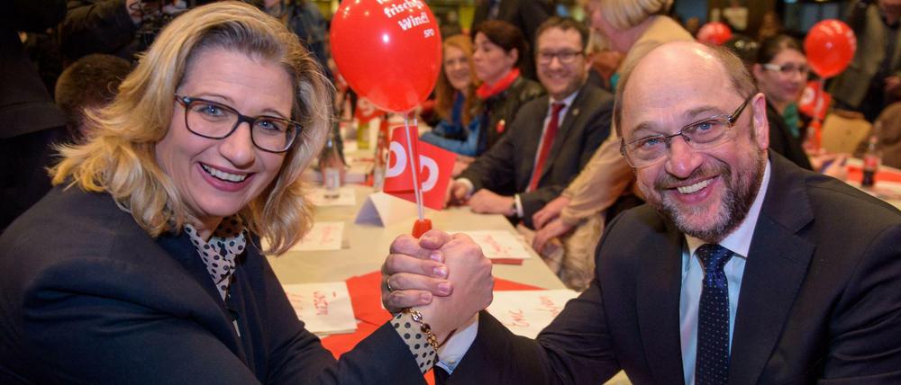 Stärke zeigen. Anke Rehlinger, SPD Spitzenkandidatin für die Landtagswahl im Saarland, und SPD Kanzlerkandidat Martin Schulz auf einer Veranstaltung im saarländischen Spiesen-Elversberg.