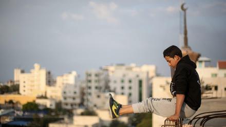 Ein Jugendlicher macht Fitnesstraining in Gaza-Stadt. 