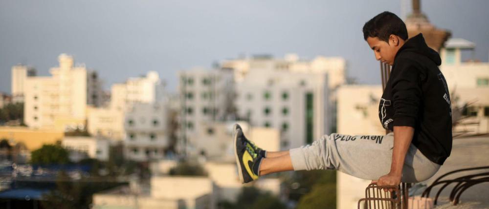 Ein Jugendlicher macht Fitnesstraining in Gaza-Stadt.