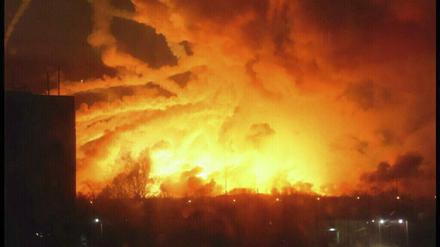 Das brennende Lager ist eines der größten in der Ukraine.