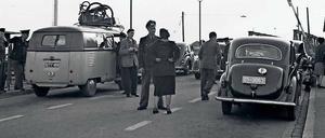 Reisen in Europa anno 1955. Zollkontrolle an der deutsch-französischen Grenze. 