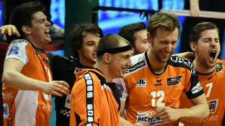 Überglückliche Berliner. Die Spieler der BR Volleys bejubeln den 4:2-Sieg gegen Istanbul.