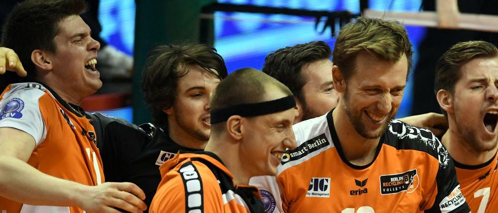 Überglückliche Berliner. Die Spieler der BR Volleys bejubeln den 4:2-Sieg gegen Istanbul.