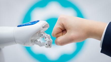 Mensch und Roboter auf Du und Du. Auf der CeBIT in Hannover entstand dieses Foto von dem "fist bump" eines humanoiden Roboters ("NAO") mit einem Menschen. 