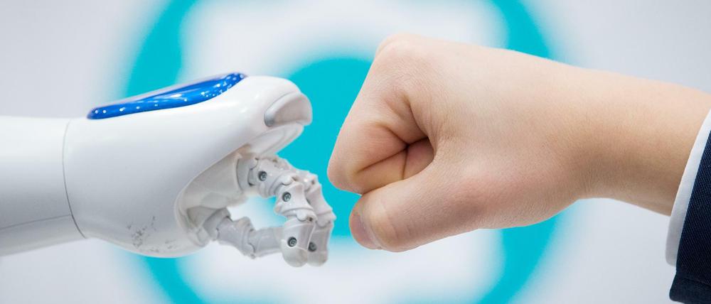 Mensch und Roboter auf Du und Du. Auf der CeBIT in Hannover entstand dieses Foto von dem "fist bump" eines humanoiden Roboters ("NAO") mit einem Menschen.