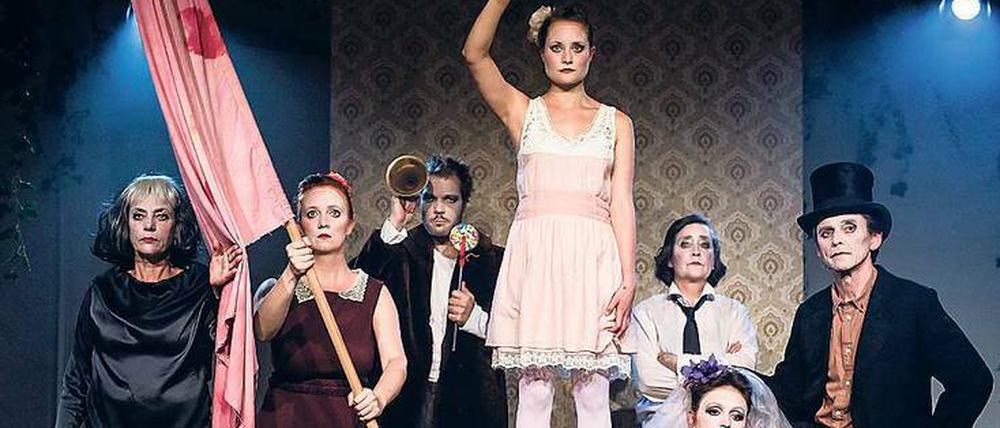 Als Theater Zinnober war die Truppe die erste freie Theatergruppe der DDR. Seit 1996 bespielt das Ensemble eine kleine Bühne nahe dem Kollwitzplatz. Uta Lindner (3. v. r.) arbeitet wöchentlich mit den Schülern der gegenüberliegenden Schule.