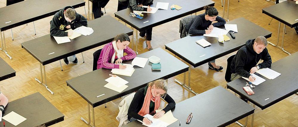 Knapp 25.000 Berliner Schüler nahmen 2019 an den Abschlussprüfungen der zehnten Klasse teil.