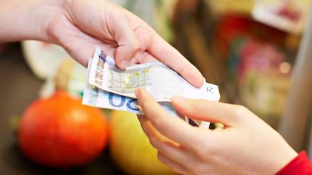 An der Supermarktkasse kann man inzwischen auch Geld vom Konto abheben. 