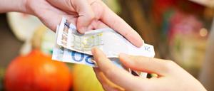 An der Supermarktkasse kann man inzwischen auch Geld vom Konto abheben. 