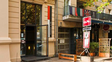 Seit 1996 bespielt das Ensemble des Theaters o. N. eine kleine Bühne in der Kollwitzstraße.