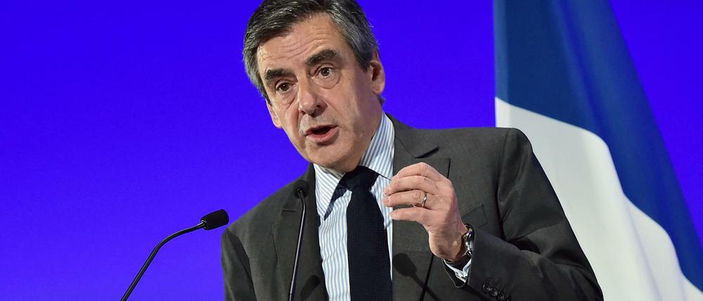 Der französische Präsidentschaftskandidat François Fillon wird durch neue Medienberichte weiter belastet.