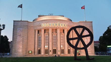 Bald wird die Skulptur nicht mehr vor der Berliner Volksbühne stehen. Das Rad wird demontiert.