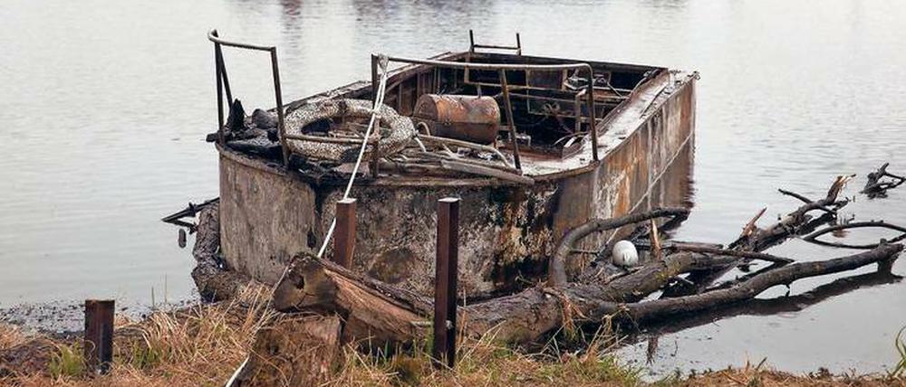 In der Rummelsburger Bucht brannten in der Nacht mehrere Boote ab. Feuerwehr und Polizei trafen erst zu spät ein, um die Brände zu löschen – vor allem wegen ihrer mangelhaften Ausstattung.
