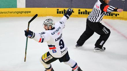 Berlins Charles Linglet jubelt über sein Tor zum 2:1.