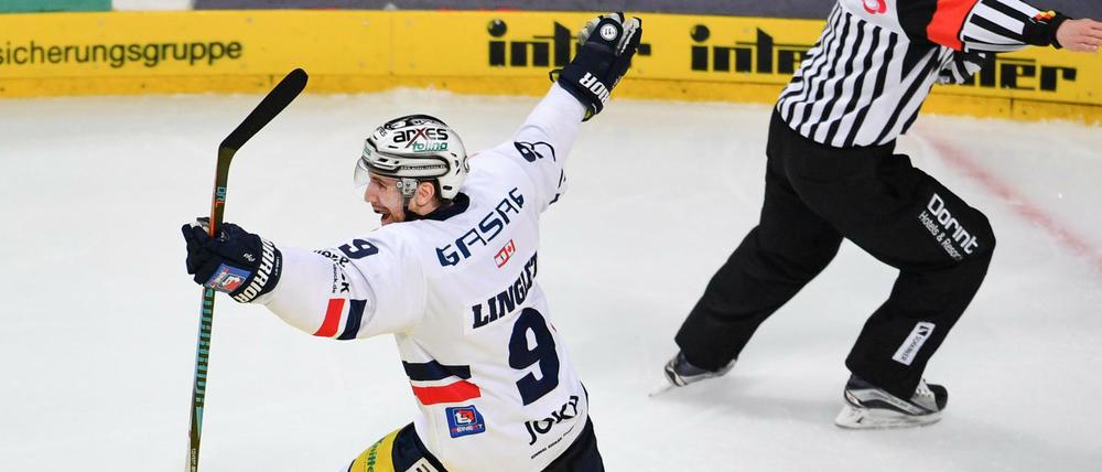 Berlins Charles Linglet jubelt über sein Tor zum 2:1.