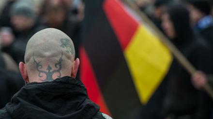 Ein Teilnehmer einer Demonstration gegen angeblichen Asylmissbrauch und neue Flüchtlingsheime in Frankfurt (Oder)