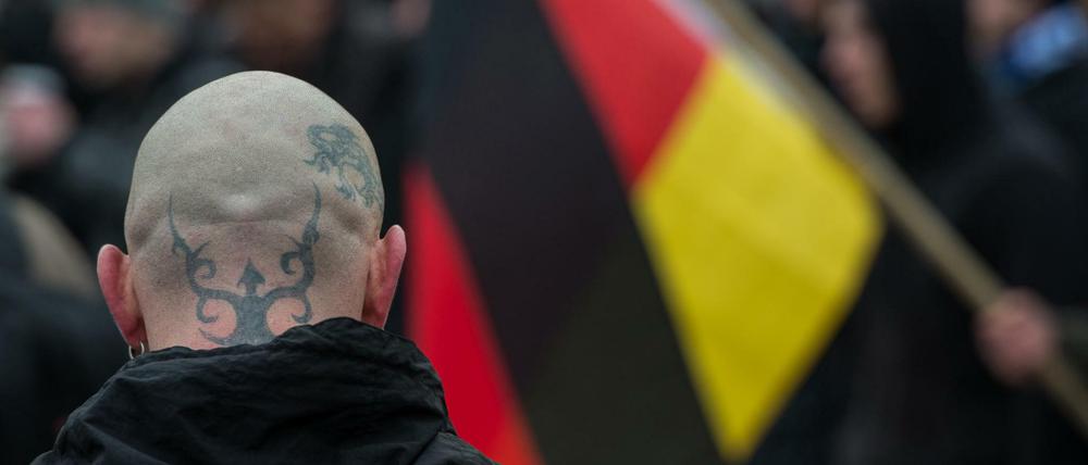 Ein Teilnehmer einer Demonstration gegen angeblichen Asylmissbrauch und neue Flüchtlingsheime in Frankfurt (Oder)