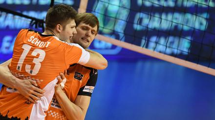 Berlins Ruben Schott (l) und Robert Kromm bejubeln den 4:2-Sieg.