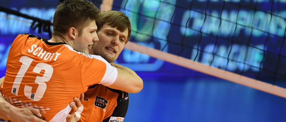 Berlins Ruben Schott (l) und Robert Kromm bejubeln den 4:2-Sieg.