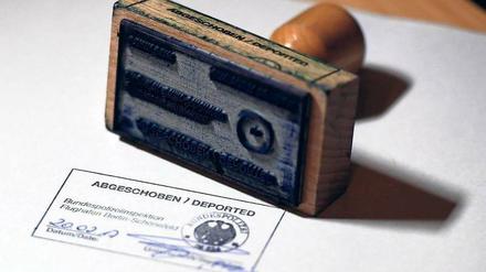 Geht es nach der Bundesregierung, sollen Zwangsabschiebungen künftig für die Behörden erleichtert werden.