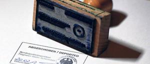Geht es nach der Bundesregierung, sollen Zwangsabschiebungen künftig für die Behörden erleichtert werden.