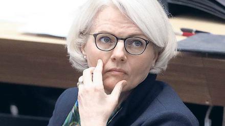 Regine Günther überlegt, durch welche Mittel die Berliner Luft sauberer werden könnte.