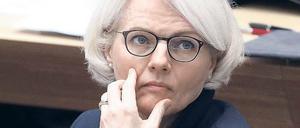 Regine Günther überlegt, durch welche Mittel die Berliner Luft sauberer werden könnte.