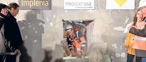 Hier fällt die Trennwand zwischen U% und U55 - und Michael Müller ist live dabei.