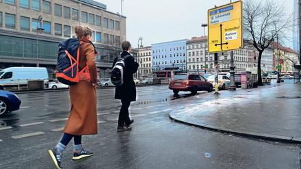 Berlin, Hermannplatz. Etwa 14 Kilometer beträgt der Marsch von Neukölln zum Flughafen Schönefeld – hinter Gropiusstadt immer geradeaus.