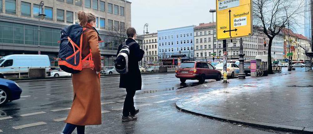 Berlin, Hermannplatz. Etwa 14 Kilometer beträgt der Marsch von Neukölln zum Flughafen Schönefeld – hinter Gropiusstadt immer geradeaus.