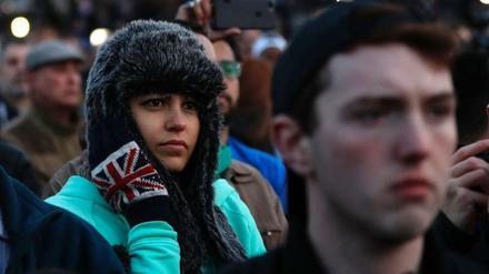 Am Abend nach dem Terroranschlag im Herzen von London: Große Anteilnahme am Trafalgar Square.