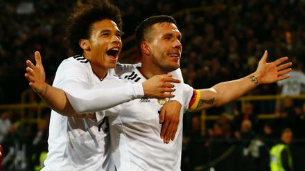 Lukas Podolski (r.) und Leroy Sane feiern das 1:0.