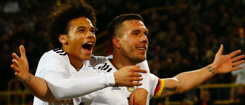 Lukas Podolski (r.) und Leroy Sane feiern das 1:0.