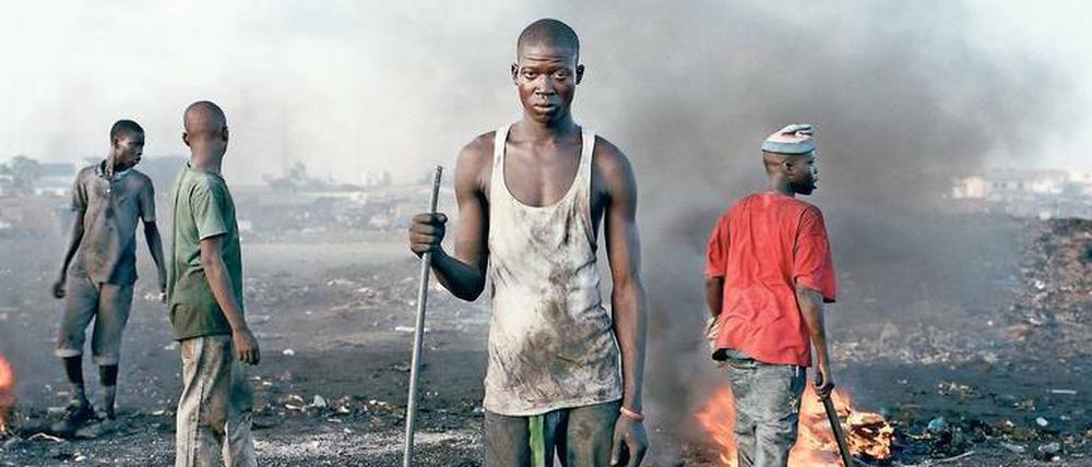 Schrott für die Welt. "David Akore, Agbogbloshie Market, Accra, Ghana" aus der Serie "Permanent Error". In einem Stadtteil von Accra schlachten Einwohner auf Kosten ihrer Gesundheit den Elektroschrott aus, den westliche Wohlstandsgesellschaften gut entsorgt glauben.