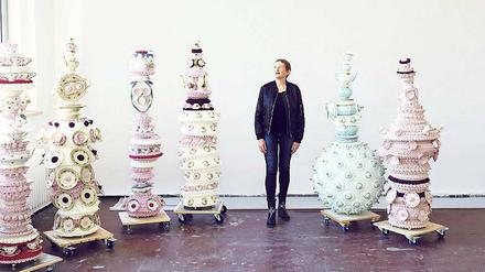 Anke Eilergerhard zwischen ihren Skulpturen.