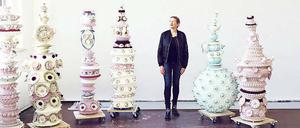 Anke Eilergerhard zwischen ihren Skulpturen.